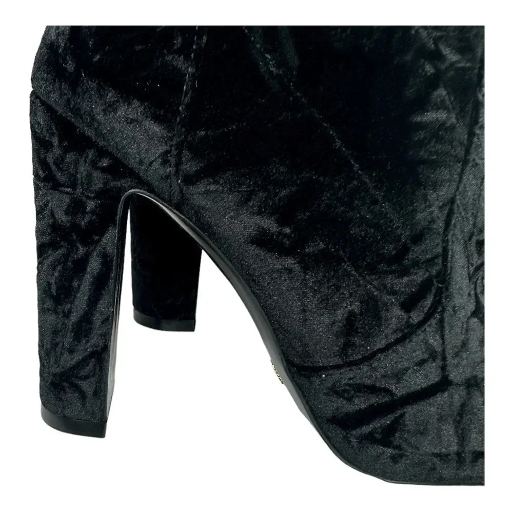 Stuart Weitzman Vidaland Convertible Boot in Black Crushed Velvet. Sz: 6.5